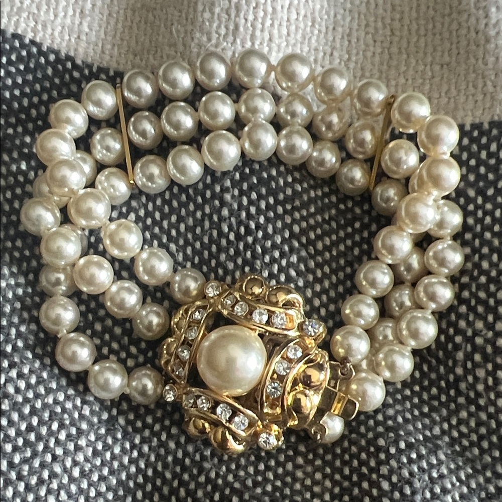 Luxurious Pearl and Gold Bracelet